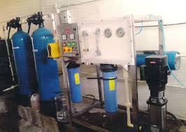 Small-footprint RO with staged pre-filtration housings